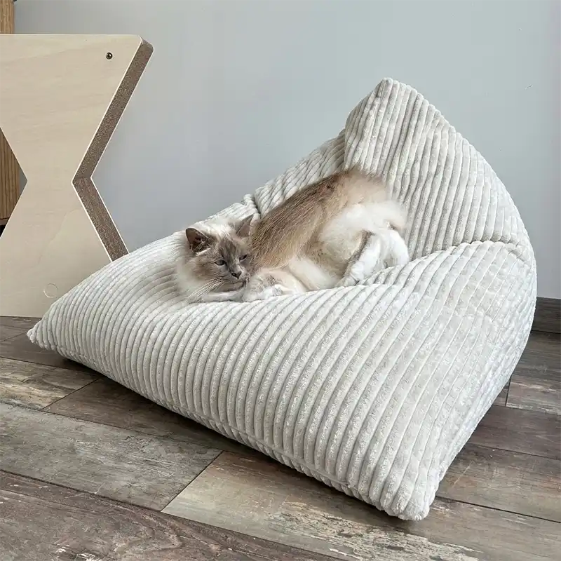 Coussinnerie Design Chat - Velours Taupe ou Ecru - Modèles Berlingot Coussin Cube