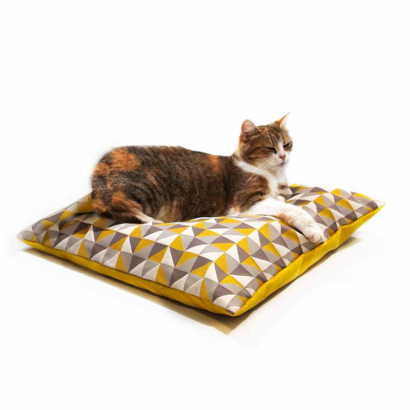 Coussin XL Triangle Jaune - Couchage chat design