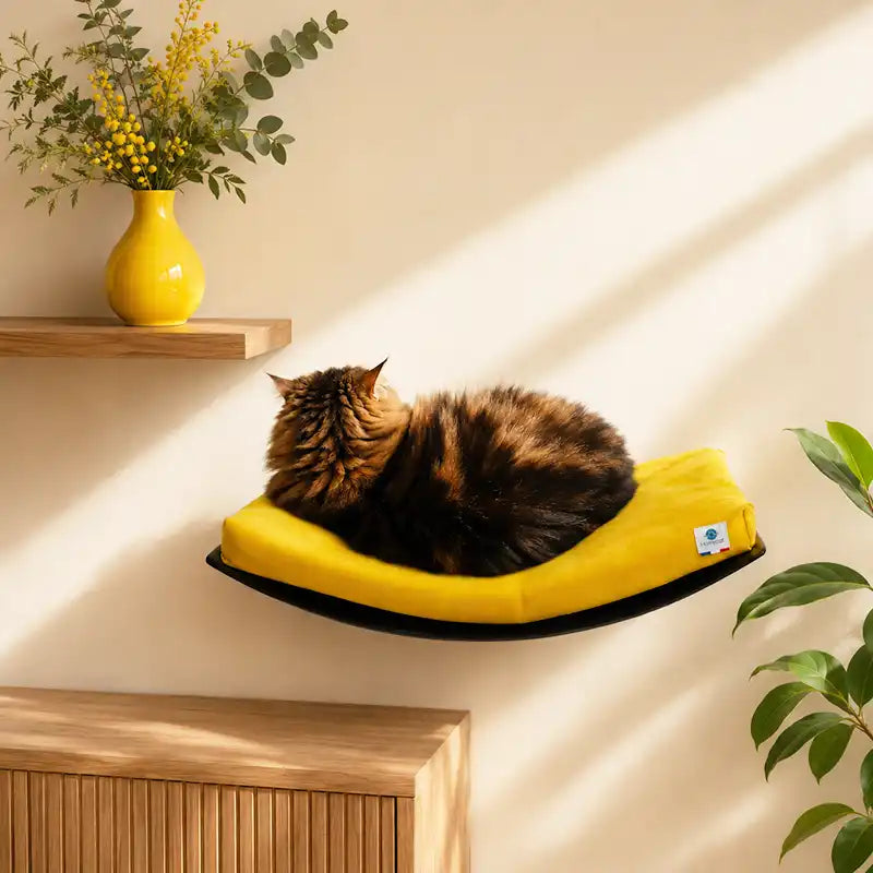 Lit mural design jaune pour chat : une touche solaire dans votre décoration
