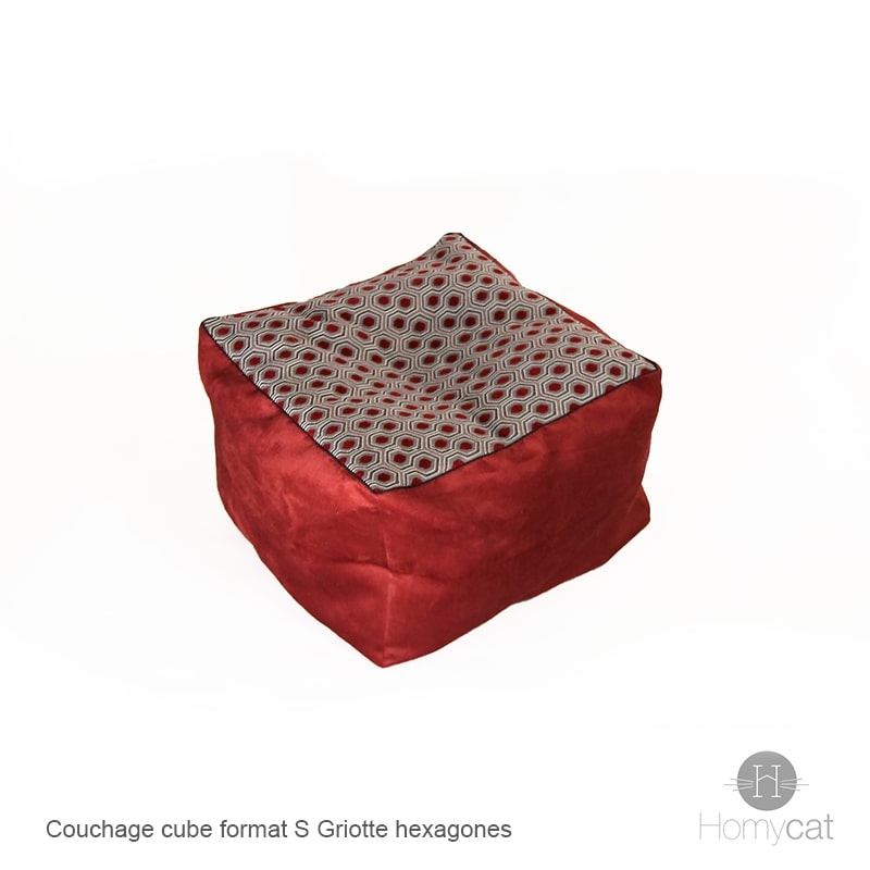 couchage-pouf-chat-motif-géométrique-hexagone-ambiance-chateau-griotte-rouge-homycat
