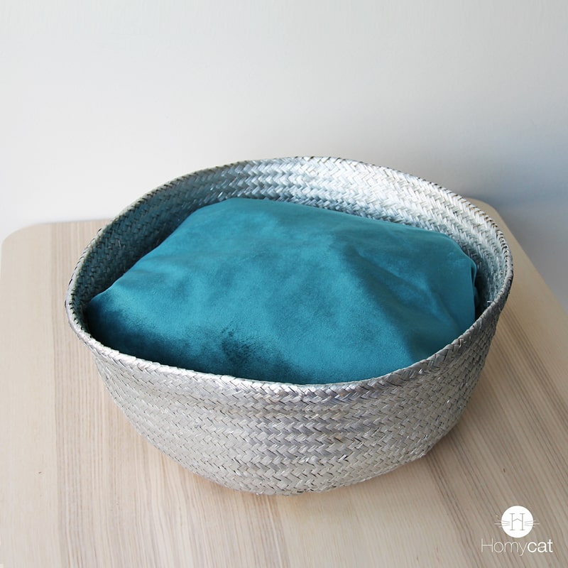 panier-argent-argenté-jonc-naturel-grand-chat-homycat-deco-salon-couchage-coussin-bleu