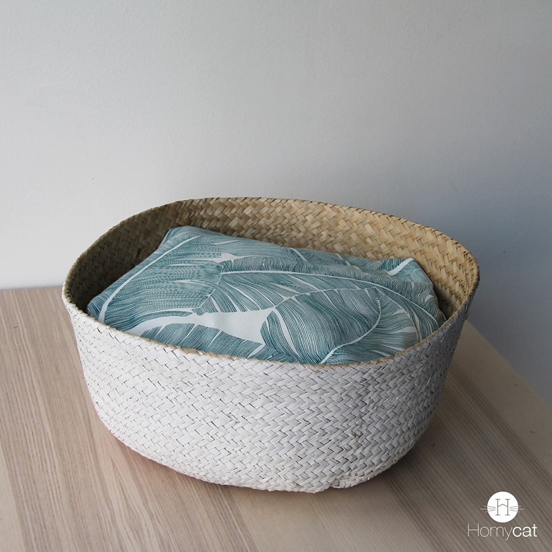 chat-mainecoon-dans-panier-cabane-niche-chat-blanc-pompons-deco-design-salon-homycat-grand-jonc-couchage-coussin-confort