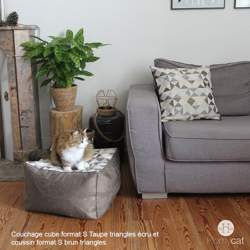 pouf-coussin-cube-taupe-trangles-chat-deco-salon-ambiance-scandinave-homycat